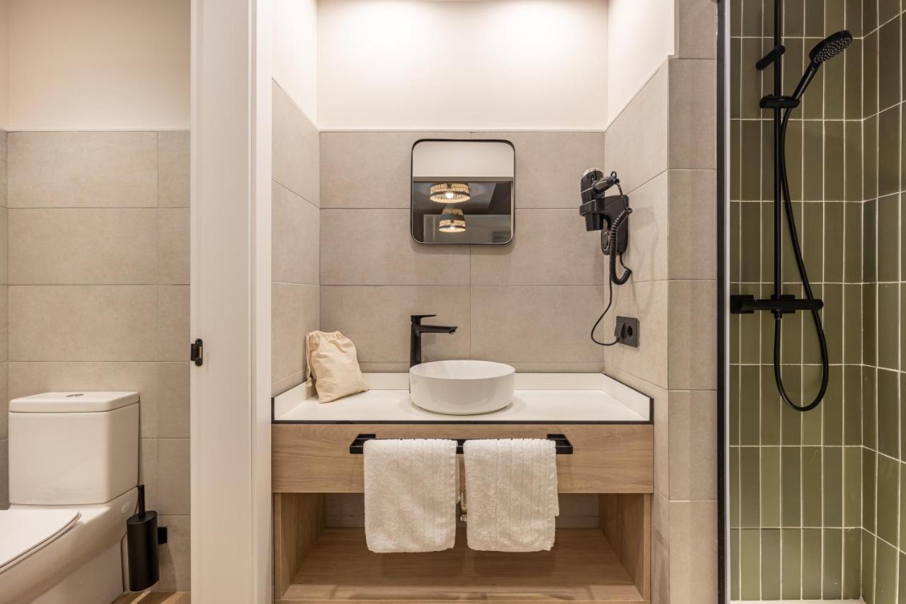 Libere Cordoba Patio Santa Marta Hostel Exterior photo Bathroom of a hotel room