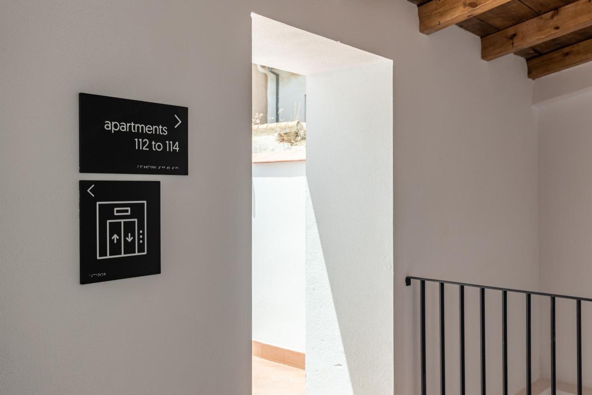 Libere Cordoba Patio Santa Marta Hostel Exterior photo Wayfinding signage